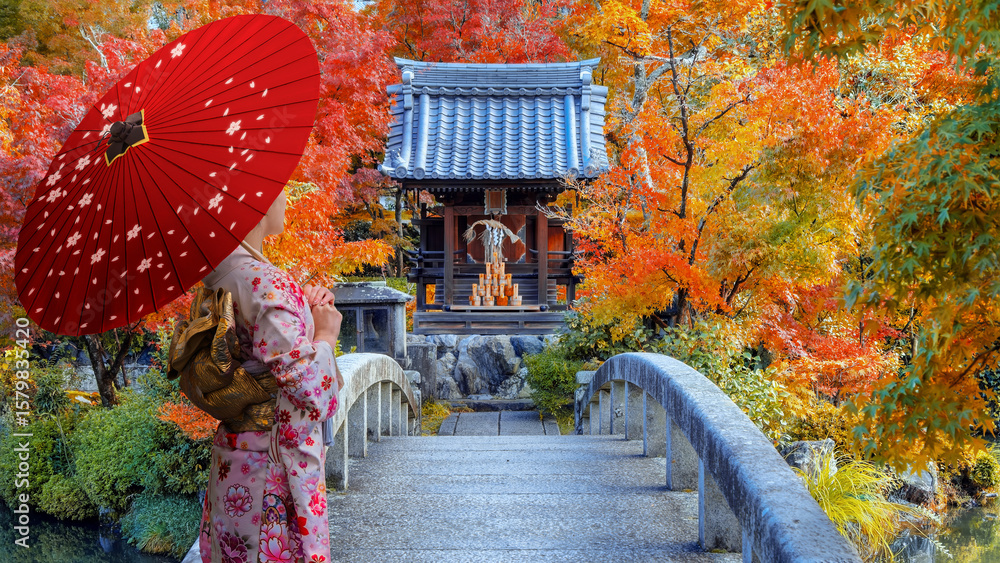 Obraz premium Japanese Woman in Traditional Kimono Dress at Eikando Zenrin-ji temple with beautiful foliage in autumn in Kyoto, Japan