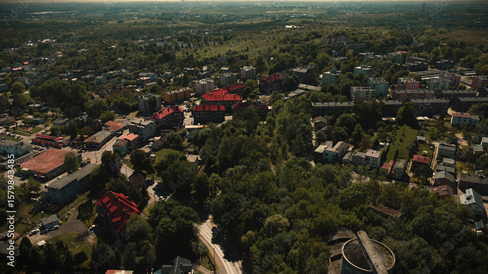 Naklejka premium Widok na malownicze i piękne miasto z drona