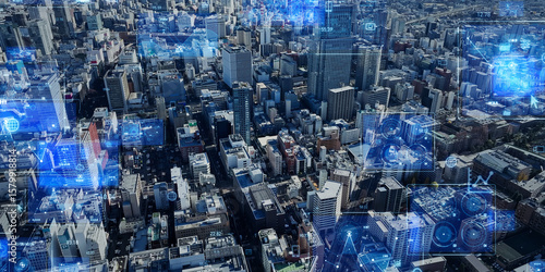 Fototapeta Naklejka Na Ścianę i Meble -  都市、DX、社会、IT、テクノロジー、未来、建設、不動産、経済、金融、経営、戦略、マーケティング、統計、分析、UX、GUI、ICT、ERP、サイバー、情報、データ、データドリブン、テック、交通、インフラ、道路、設計、産業、ビジネス、ネットワーク、開発、システム、クラウド、AI、モビリティ、デザイン、ビル、空撮、ドローン、俯瞰、企業、デジタルトランスフォーメーション、横長、バナー、コピースペース、広