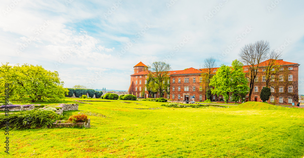 Obraz premium Wawel castle landmark with city view near river in Krakow Poland. Autumn landscape on coast river Wisla