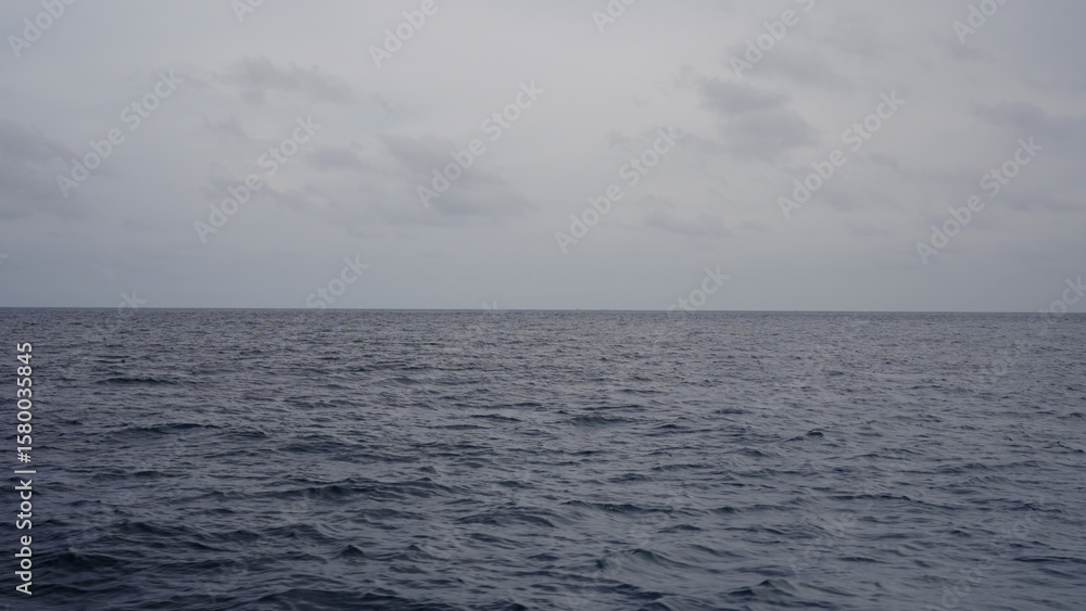 Obraz premium sailing in Indian ocean with clean horizon line