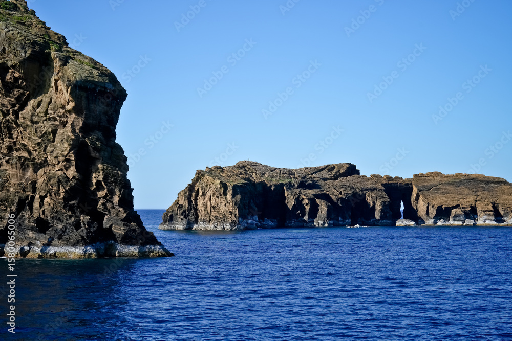 Naklejka premium cliffs in the sea