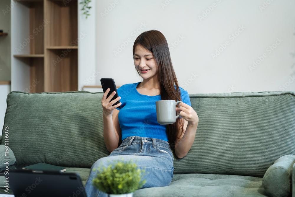 Obraz premium lifestyle Happy woman looking at smartphone screen.