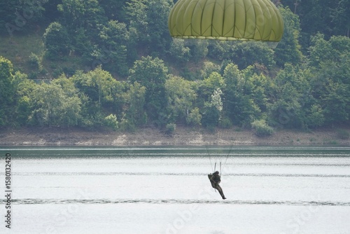 Fallschirmspringer Landung im Wasser
