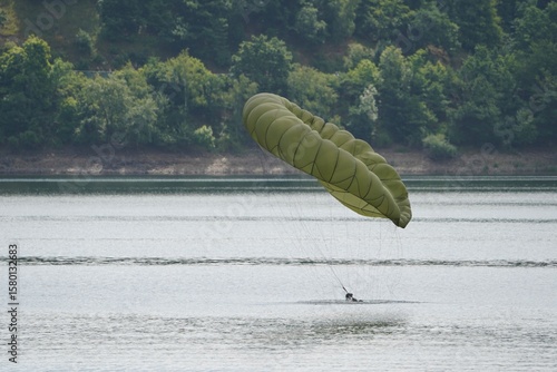 Fallschirmspringer Landung im Wasser