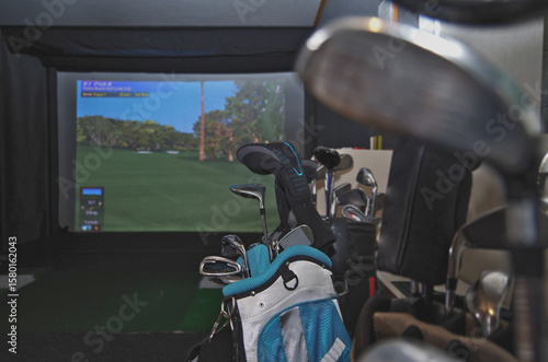 Virtueller Golf-Abschlagplatz auf Kreuzfahrtschiff mit Leinwand und Golfschlägern - Virtual digital 3D putting green golf trainer onboard cruiseship cruise ship liner