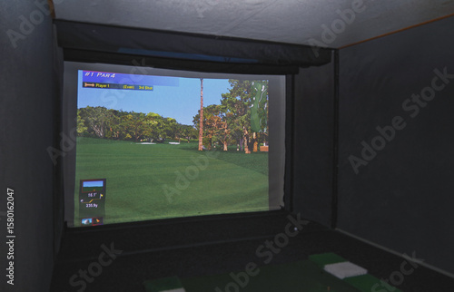 Virtueller Golf-Abschlagplatz auf Kreuzfahrtschiff mit Leinwand und Golfschlägern - Virtual digital 3D putting green golf trainer onboard cruiseship cruise ship liner