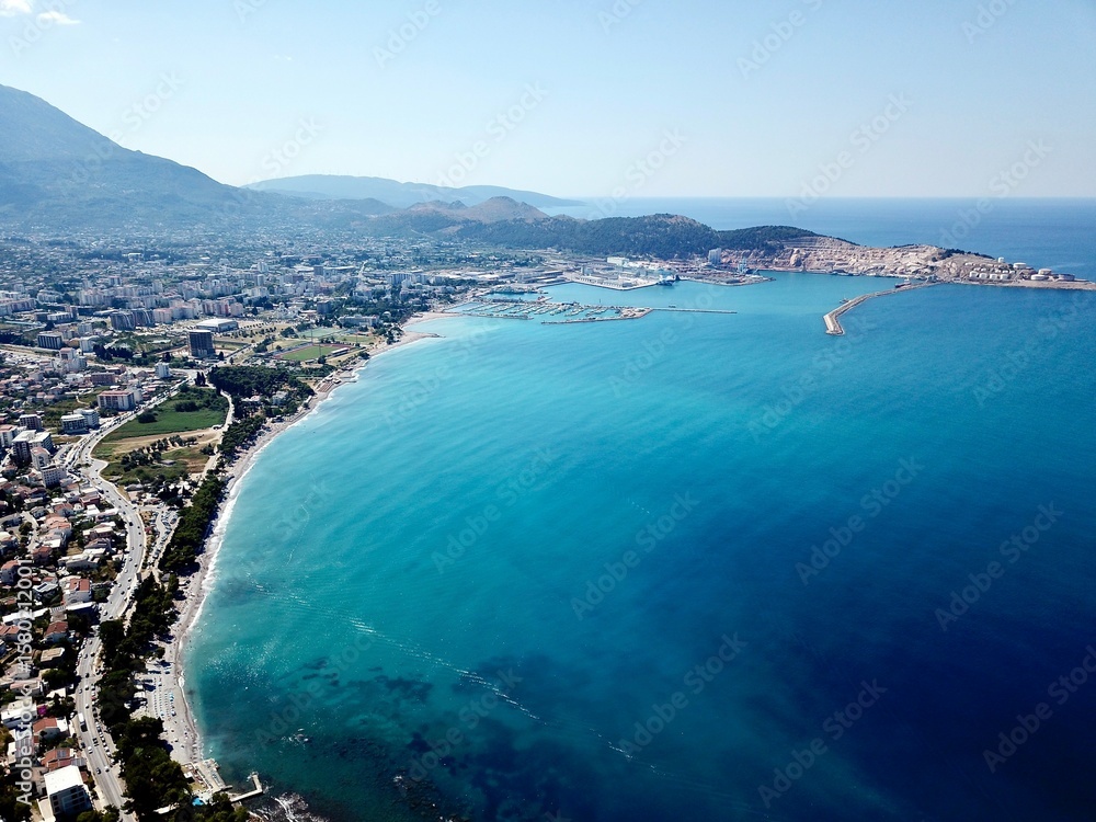 Obraz premium A drone photo of the beautiful bay of Bar and turquoise sea in Montenegro