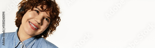 Φωτογραφία Young woman in denim fashion exudes confidence against a clean white backdrop
