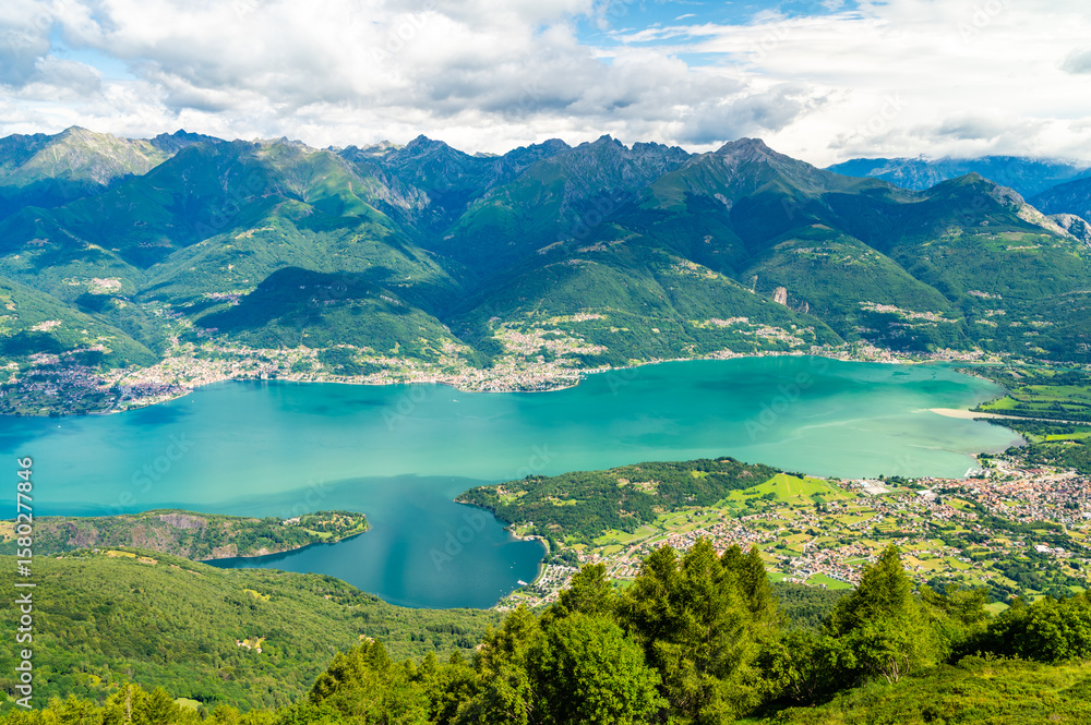 Obraz premium Panorama of Lake Como from above, photographed from Mount Legnoncino, with a view of the mountains and lakeside villages.
