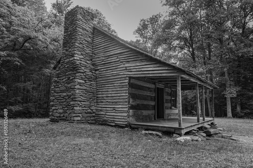 Fotografija Black and white view of the Carter Shields cabin in Cades Cove, showing the covered porch and stone chimney