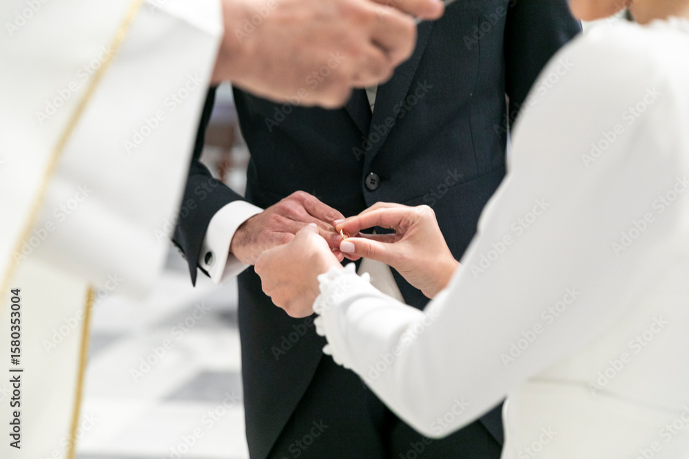 Obraz premium desposar, boda, novia, mano, agiotaje, persona, participación, boda, anillos, celebración, unión, símbolo, matrimonio, sacerdote, padre, cura, amor, par, ceremonia, mujer, romance, casado, celebracion