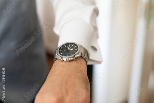agiotaje, mano, reloj, empresario, cronometrar, tiempo, digno, hombre, boda, gente, persona, dedo, muñeca, reloj de pulsera, brazo, novio, participación, despacho, indumentaria, moda, adjuntando