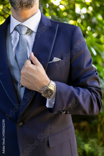 agiotaje, camisa, hombre, persona, empresario, digno, moda, indumentaria, mano, chaqueta, formal, esmoquin, corbata, boda, éxitos, de pie, novio, ceremonia, par, dedo, botón, vestir, poner, gemelo