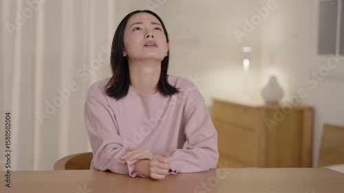 疲れて眠る女性