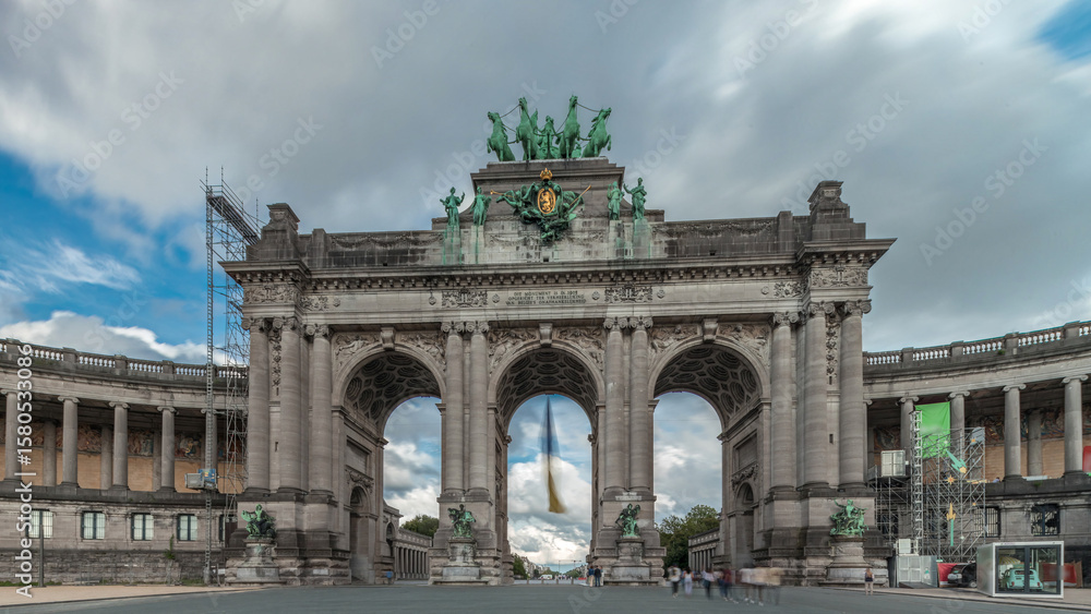 Obraz premium Hyperlapse of the Cinquantenaire Arcade in Parc du Cinquantenaire, Brussels, Belgium.