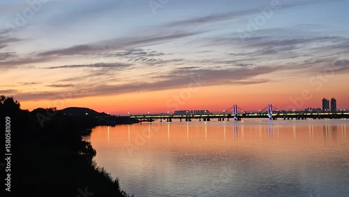양화대교를 중심으로 서울 한강에 비친 붉은 노을과 도시의 불빛