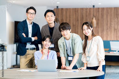 打ち合わせするビジネスパーソン