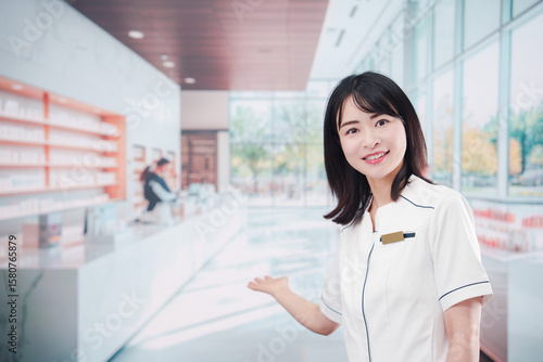 化粧品店で働く若い女性スタッフ Free Download 化粧品店で働く若い女性スタッフ - GFXLoad