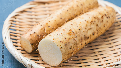 竹ざるに並べたカット長芋