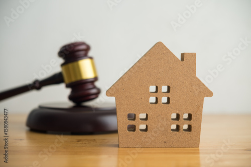 Quadro su tela House model with hammer judge gavel background on table