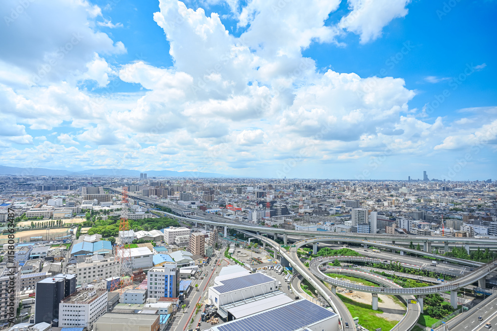Obraz premium 澄んだ青空の日に撮影した都会の高速道路と街並みの俯瞰風景 ～東大阪JCT～ 【大阪都市風景】