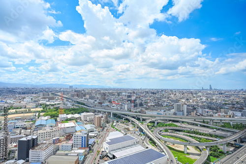 澄んだ青空の日に撮影した都会の高速道路と街並みの俯瞰風景　～東大阪JCT～　【大阪都市風景】