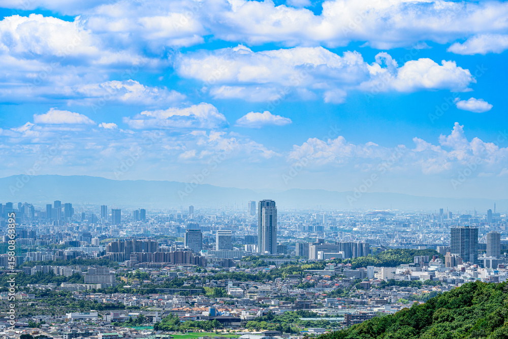 Obraz premium 箕面の山から撮影した大阪北部の都市風景 【大阪都市風景】