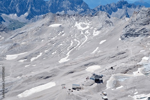 Zugspitzplatt mit Gletscherresten und Bergstation im Sommer