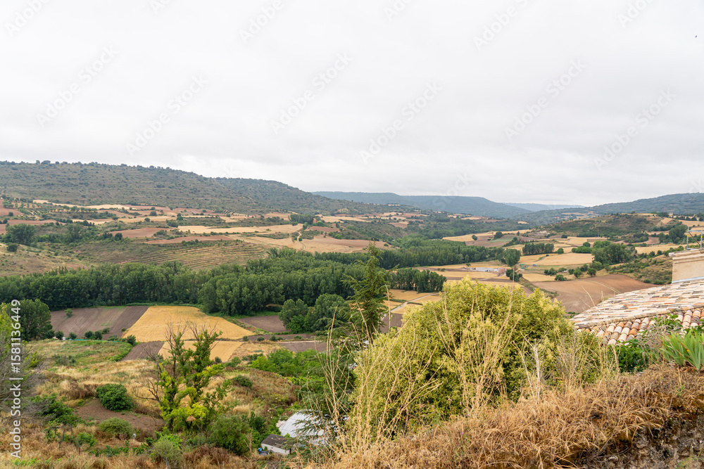 Obraz premium Stunning view of Brihuega's hills and valleys in Guadalajara, Castilla-La Mancha, Spain on an overcast day