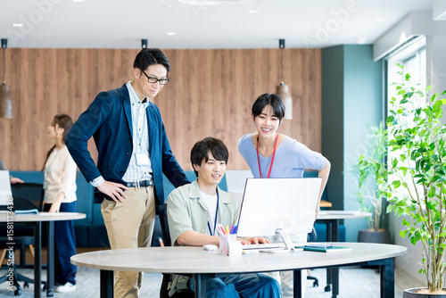 オフィスで働くビジネスパーソン