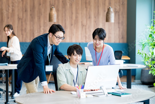 オフィスで働くビジネスパーソン