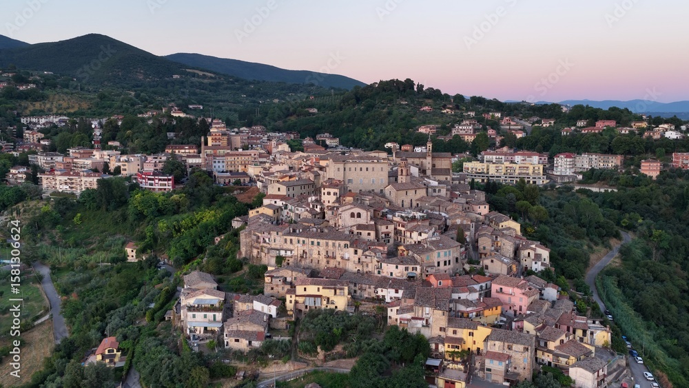 Naklejka premium Poggio Mirteto, piccolo borgo medievale della regione lazio nel cuore della Sabina, in provincia di Rieti, Italia. Vista aerea