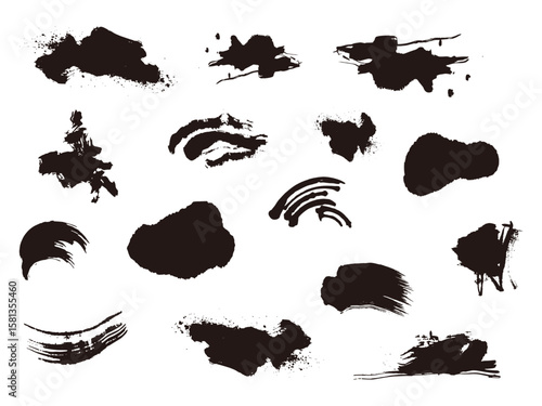 墨で描かれた掠れや滲みのあるラフなシルエットの素材セット