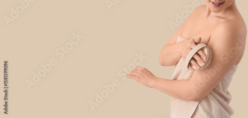 Young woman massaging her b...
