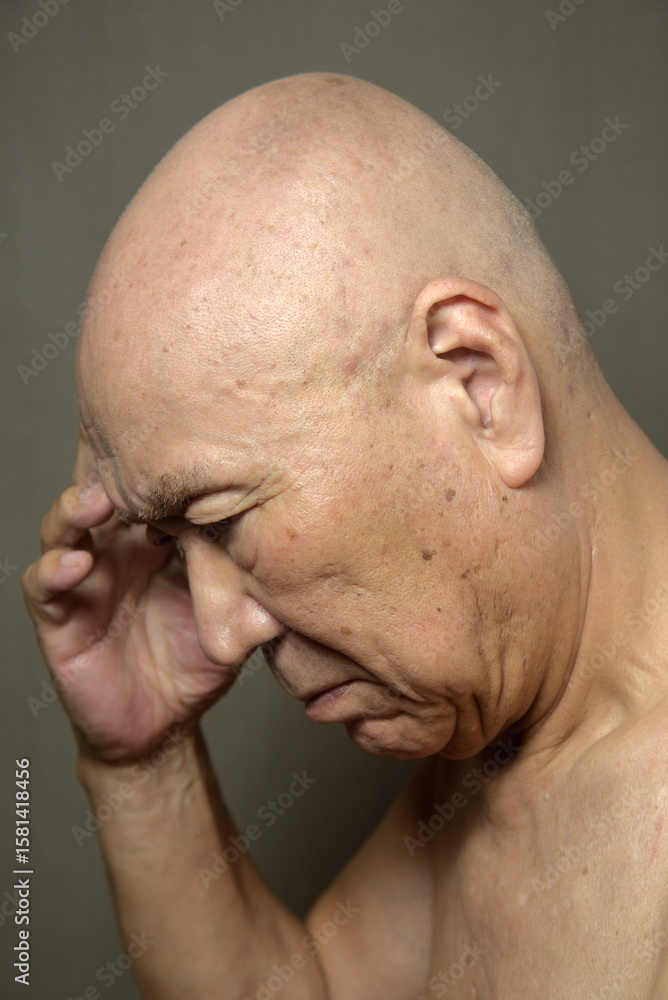 Fototapeta premium 困り顔の老人