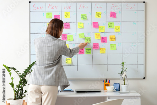 Young businesswoman stickin...