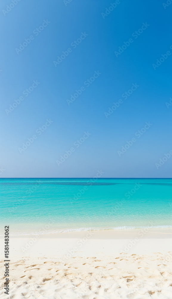 Obraz premium Idyllic beach morning with sunlight on calm water and soft sand