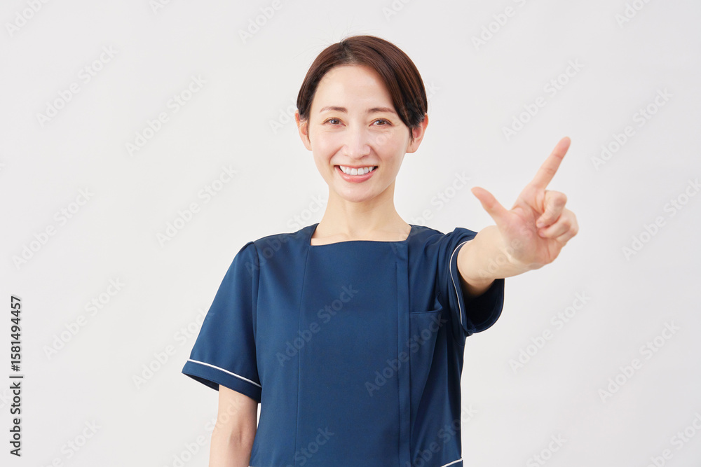 女性 美容看護師 チェックサイン 白背景 女性 美容看護師 チェックサイン 白背景