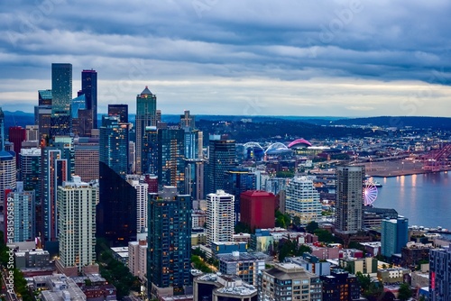Cuadro en lienzo Downtown Seattle Skyline And Landscape With An Overcast Sky