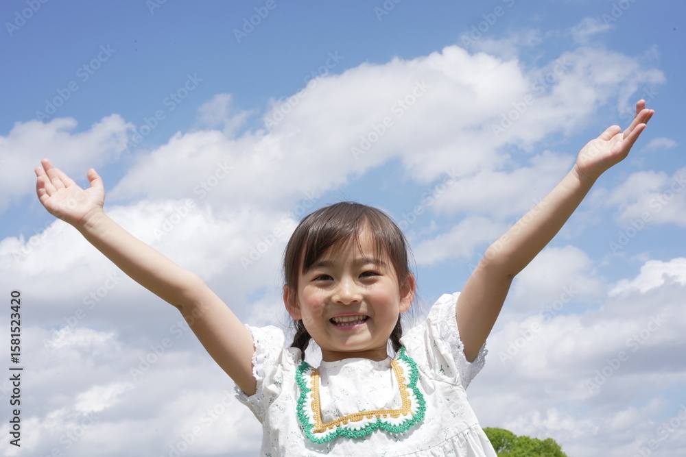 青空の下で元気に笑う女の子 青空の下で元気に笑う女の子