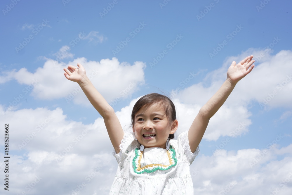 青空の下で元気に笑う女の子 青空の下で元気に笑う女の子
