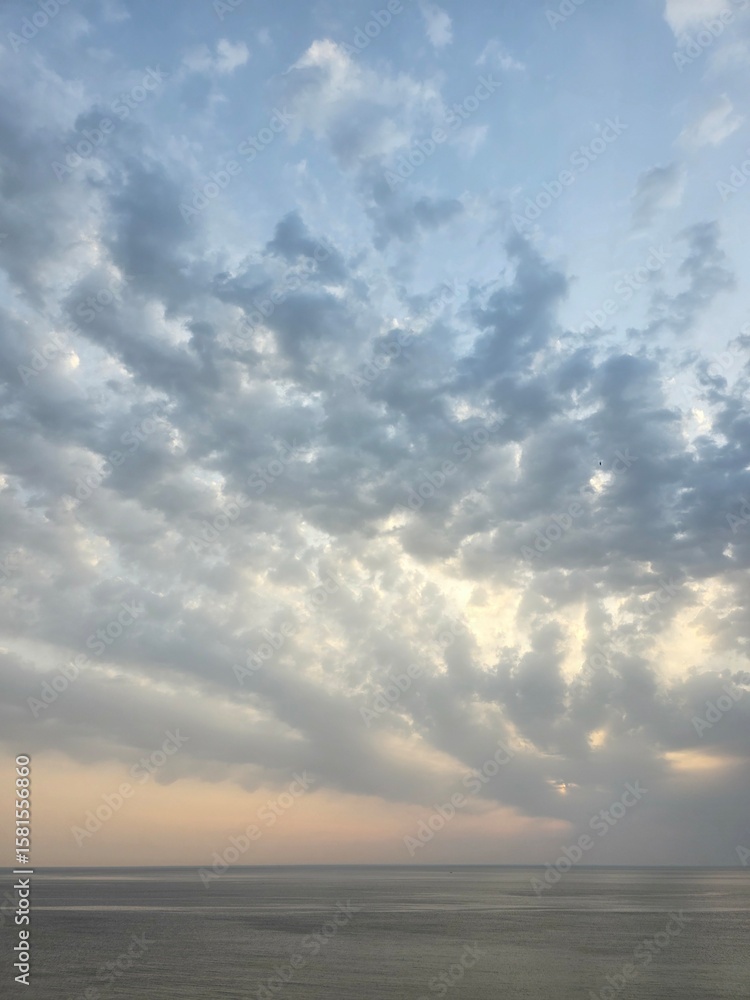 Fototapeta premium Background with natural beauty, dawn sky, beautiful clouds and seascape, Gangneung, South Korea - 자연의 아름다움, 새벽 하늘, 멋진 구름과 바다 풍경이 담긴 배경, 강릉, 한국