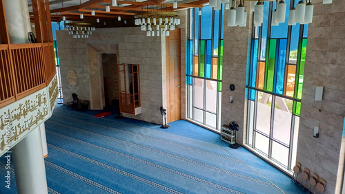 Tableau sur toile The interior of the King Salman Mosque in Malé showcases its expansive carpeted prayer hall, decorative stained-glass windows, and modern architectural elements