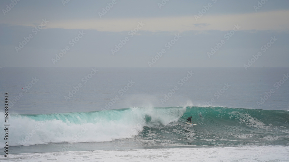 Fototapeta premium surfer caught a wave in the ocean 