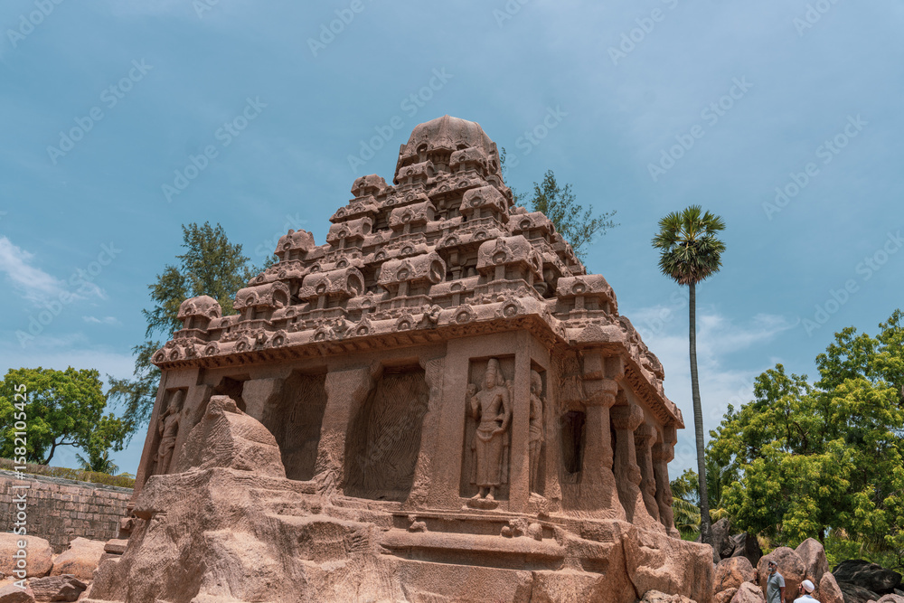 Naklejka premium A large building with a dome on top. mahabalipuram