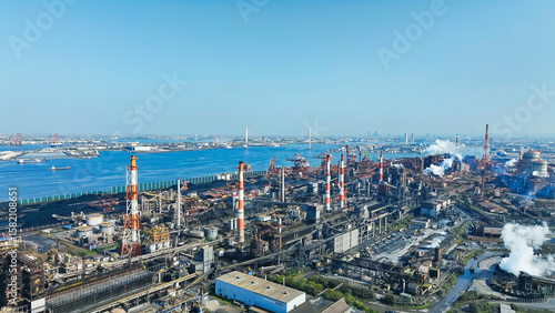 製鉄所、工場、空撮、コンビナート、プラント、工業地帯、鉄工業、ドローン、俯瞰、鉄鋼、コークス、石炭、企業、事業、ハイアングル、展望、パノラマ、景色、鳥瞰図、上から見た、風景、見下ろす、製造業、生産、製鉄、煙突、フレアスタック、排煙、環境、地平線、日本、中京、技術、テクノロジー、青空、銑鋼、産業、ものづくり、施設、大気汚染、コピースペース、景観、機械、工業、エネルギー、都市、建物、高炉、コークス炉