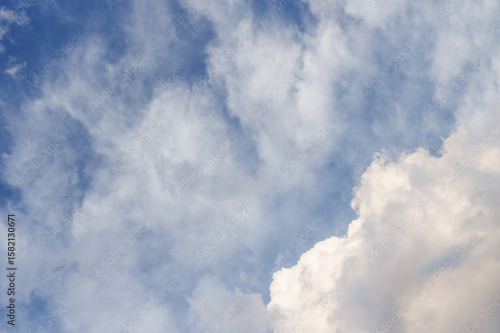 Obraz premium Majestic sunny sky with scattered small clouds