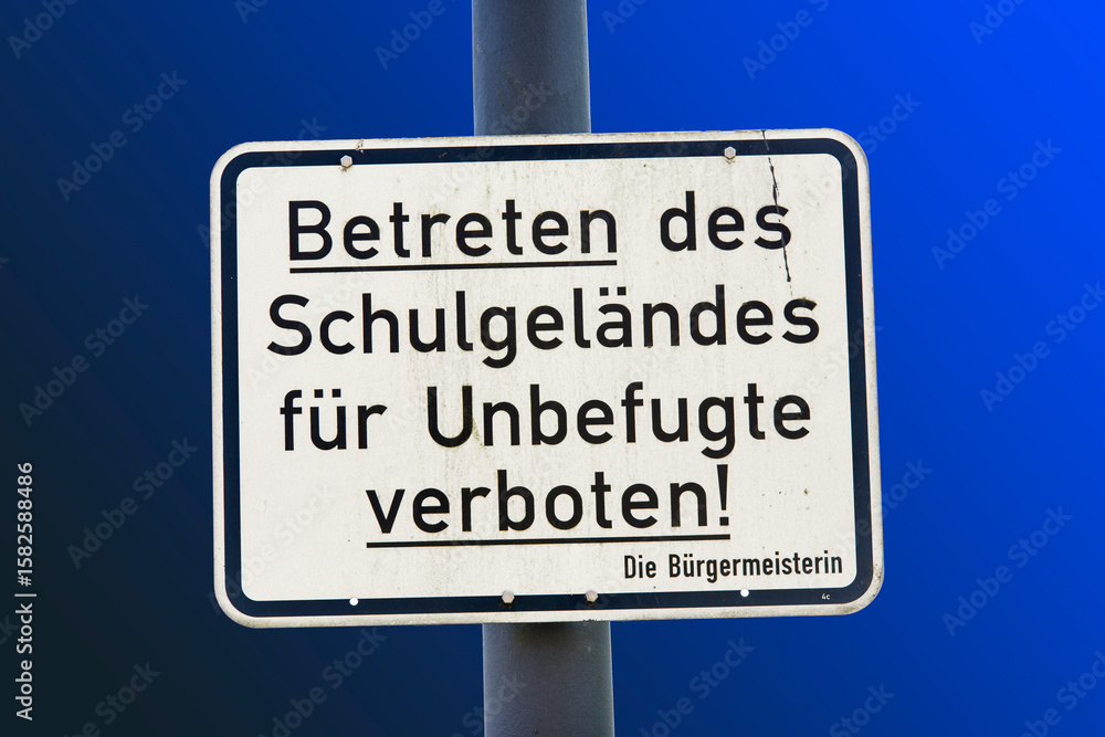 Obraz premium Ein Schild vor einer Schule
