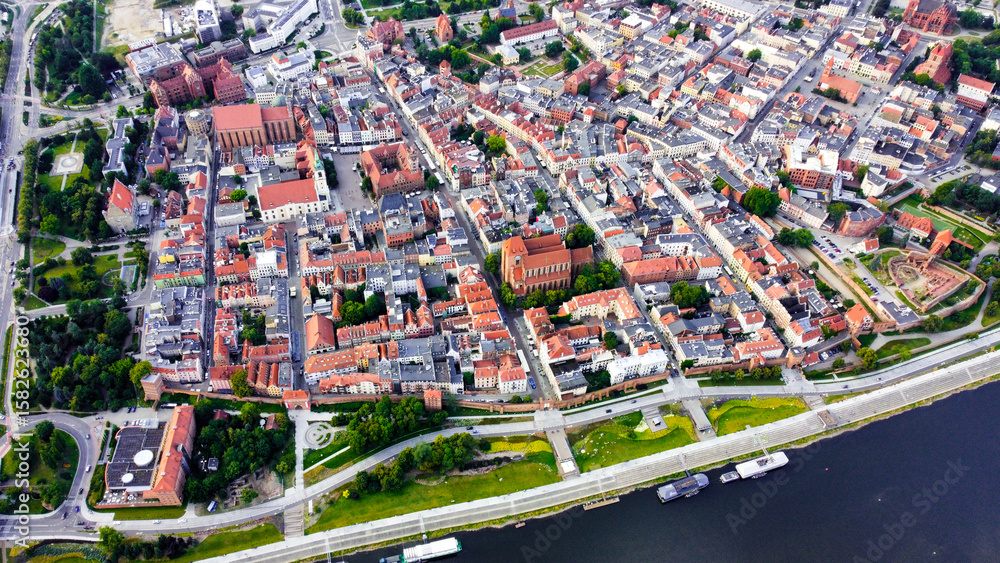 Obraz premium Panorama lotnicza kompleksu staromiejskiego miasta Toruń. Widok z lotu ptaka - toruńska starówka 